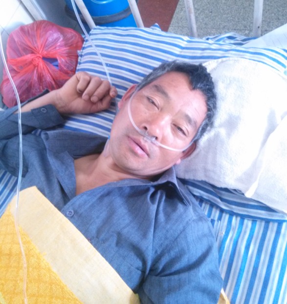 爸爸在病房刚睁开眼