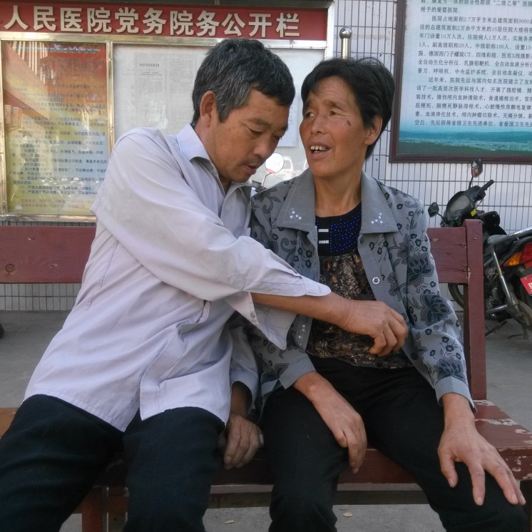 爸爸在关心妈妈